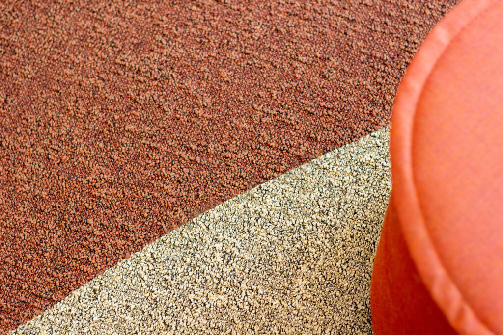 Teppichdetail Farbübergang von rot zu beige